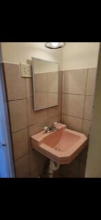 Baño - 2035 E Allegheny Ave