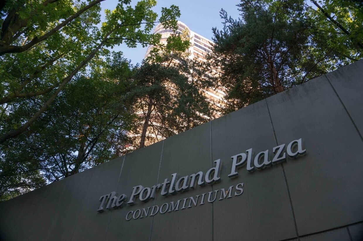 Foto principal - Coveted Portland Plaza Condo located in Do...