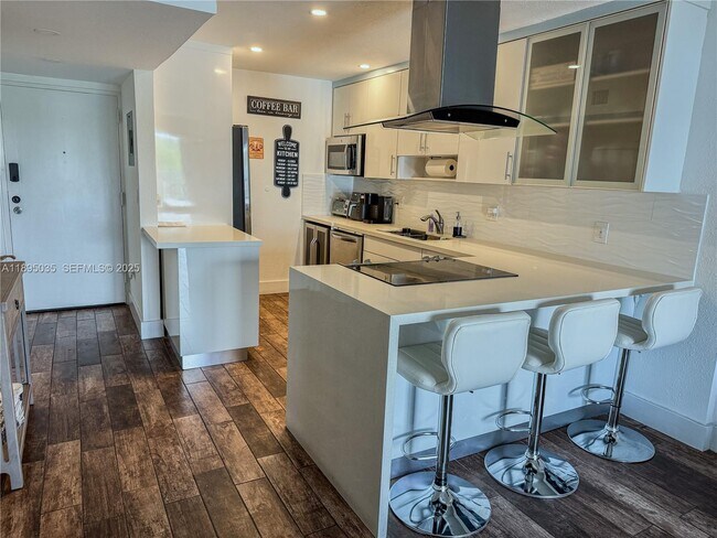 Foto del edificio - 7830 Dickens Ave