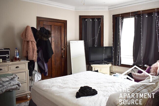 Photo - 3821 N Greenview Ave Apartment