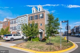 Building Photo - 8772 Elsing Green Dr