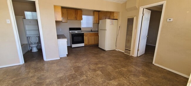 Building Photo - Nice and Cozy Duplex located in Northeast ...