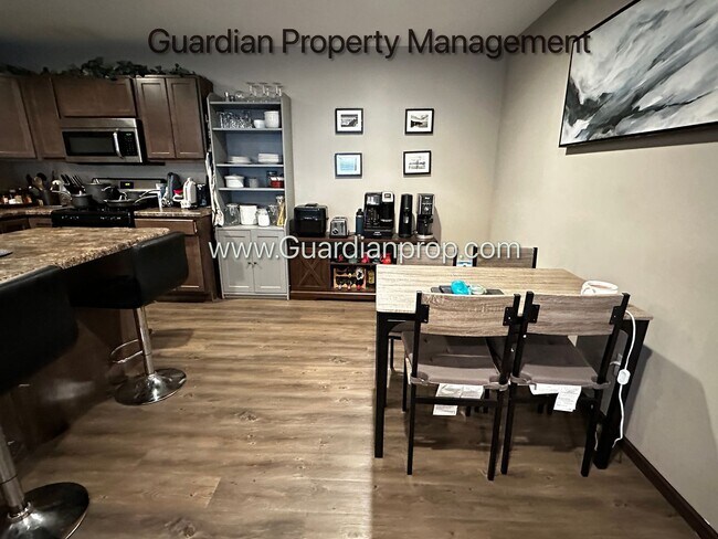 Foto del edificio - Lakeville End unit Town Home, Avail December, Two Car Garage, Dishwasher, W/D, 2.5 Baths