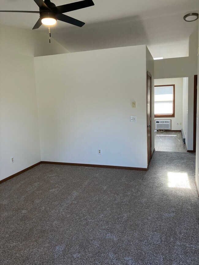 Foto del edificio - Updated 2 Bedroom, 1.5 Bath, and 1-Car Gar...