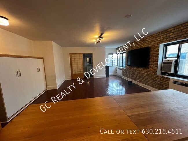 Foto del edificio - 5048 N Marine Dr