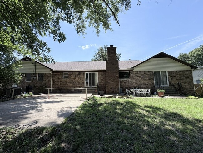 Building Photo - Remarkable 4 bed 2.5 bath w/ basement in Siloam Springs
