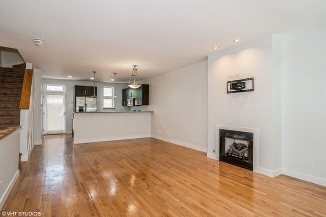 Building Photo - 7211 N Oakley Ave