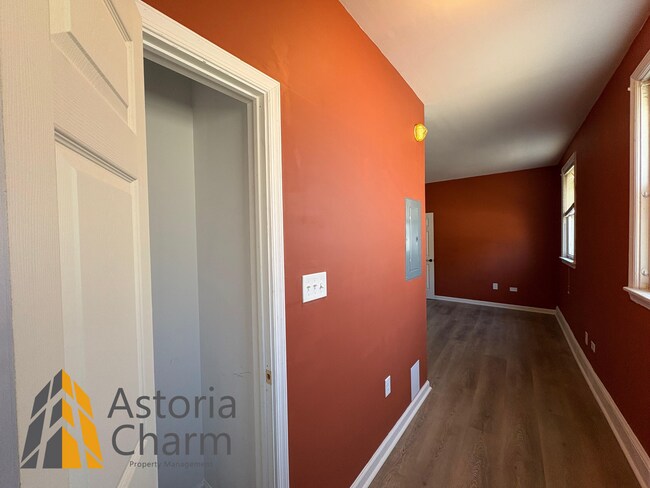 Building Photo - Functional and Upgraded Studio Space