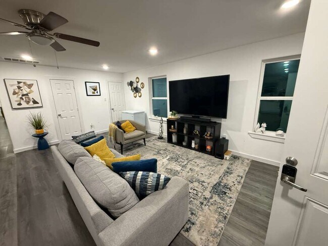 Foto del edificio - 5616 Hollow Pines Dr