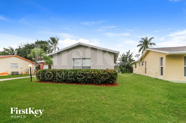 Building Photo - 9749 Sandalfoot Blvd