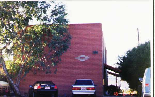 Building Photo - 804 E 10th St