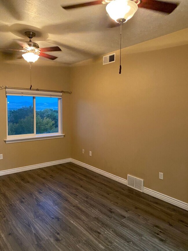 Foto del edificio - Great 2 Bed 2 Bath Unit in Millcreek!!!