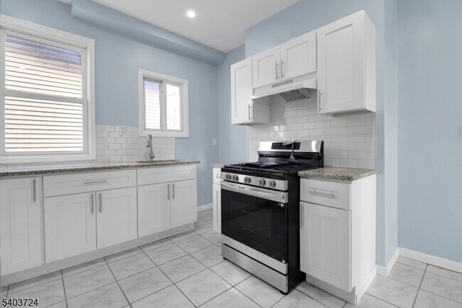 Foto del edificio - 144 Montgomery Ave