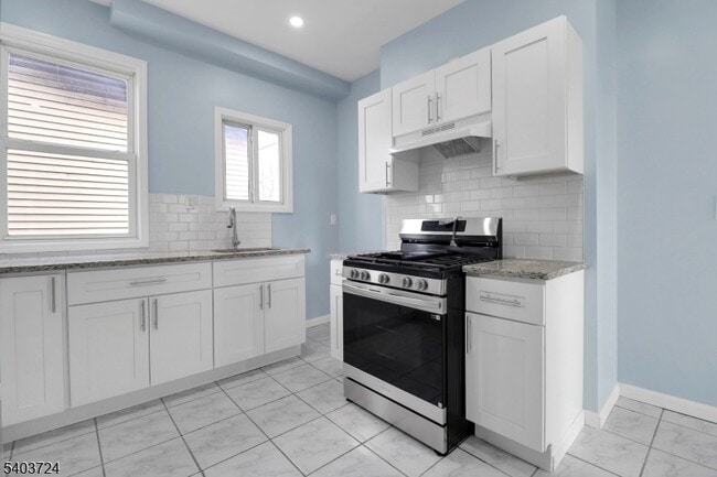 Foto del edificio - 144 Montgomery Ave