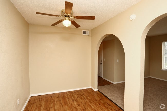 1BR, 1BA - 750SF - Dining Area - The Villas at Stonelake Apartments