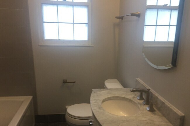 Baño del primer piso - 4337 N Woodburn St