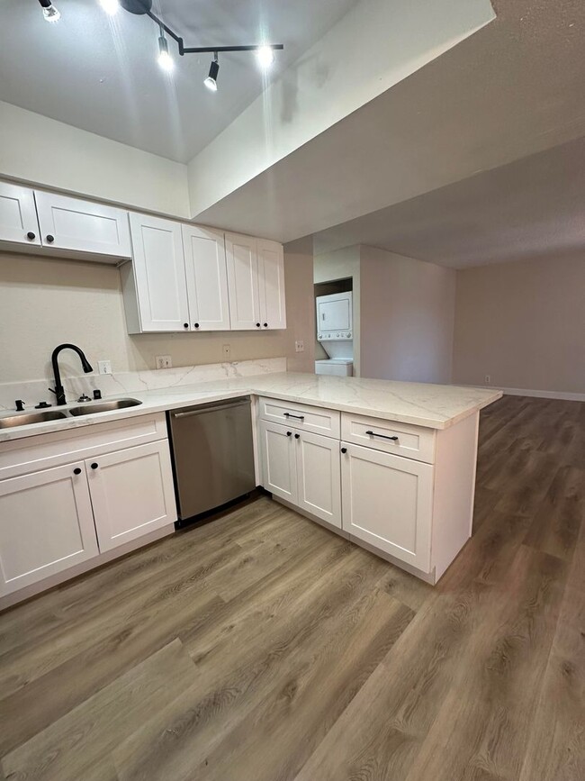 Foto del edificio - Updated 2 bedroom condo