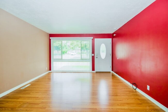 Building Photo - Cozy 3 Bed, 1 Bath Pet-Friendly Home with ...