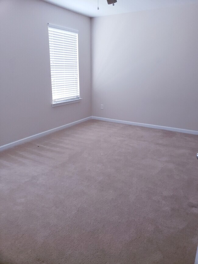 Building Photo - Spacious 4 bedroom 2.5 bath home!