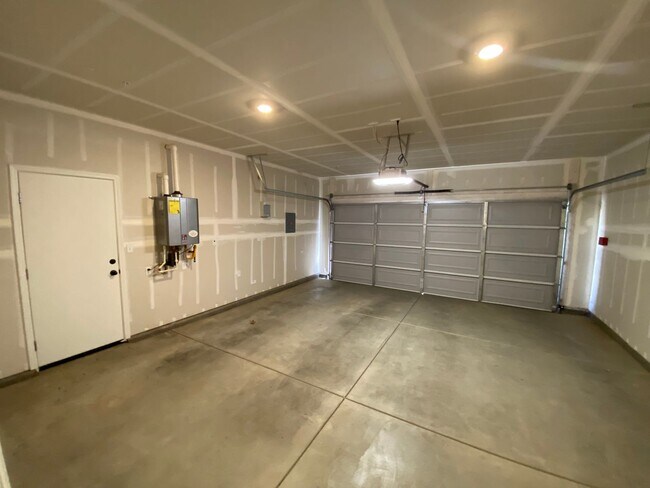 Foto del edificio - Beazer home located in SE Visalia Availabl...