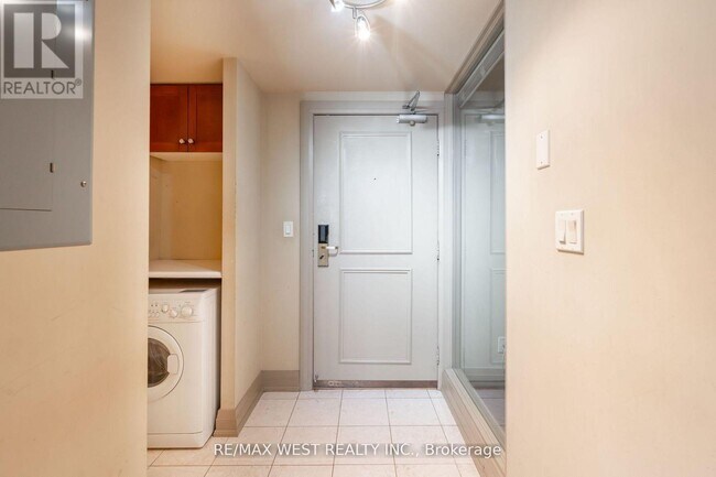 Building Photo - 2737-2737 Keele St