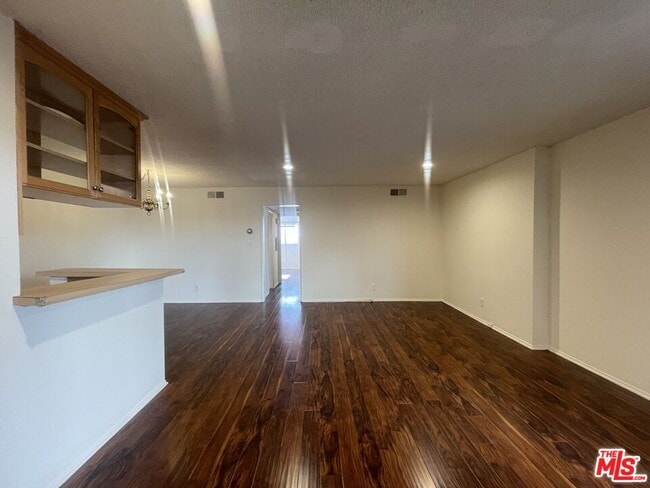 Building Photo - 5330 Zelzah Ave