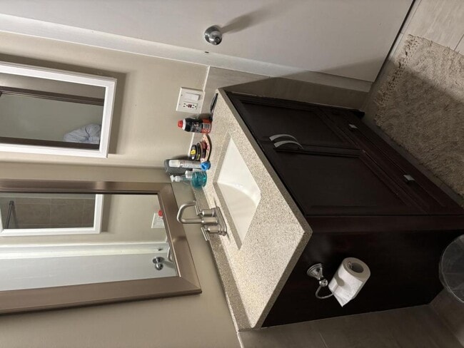 Building Photo - 300 Walnut St