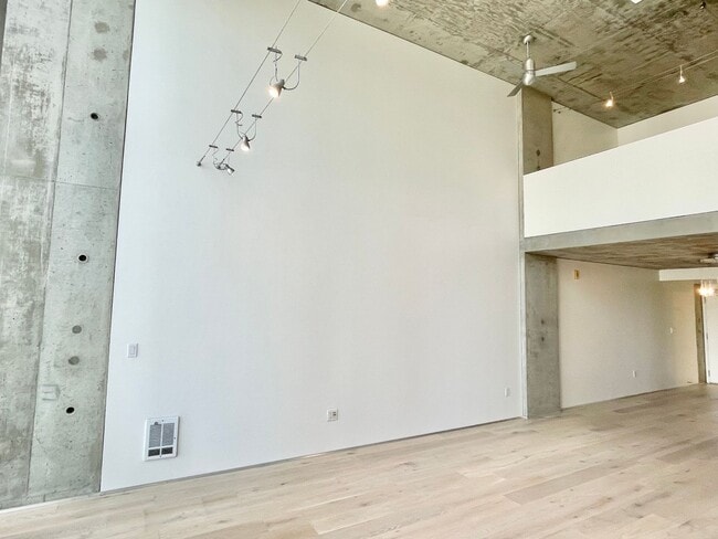 Building Photo - 2 Level Penthouse Loft! 1BR + Office/1.5BA...