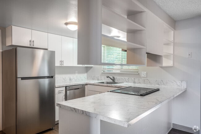 2BR, 1.5BA, - 986SF - Kitchen - King James Gate