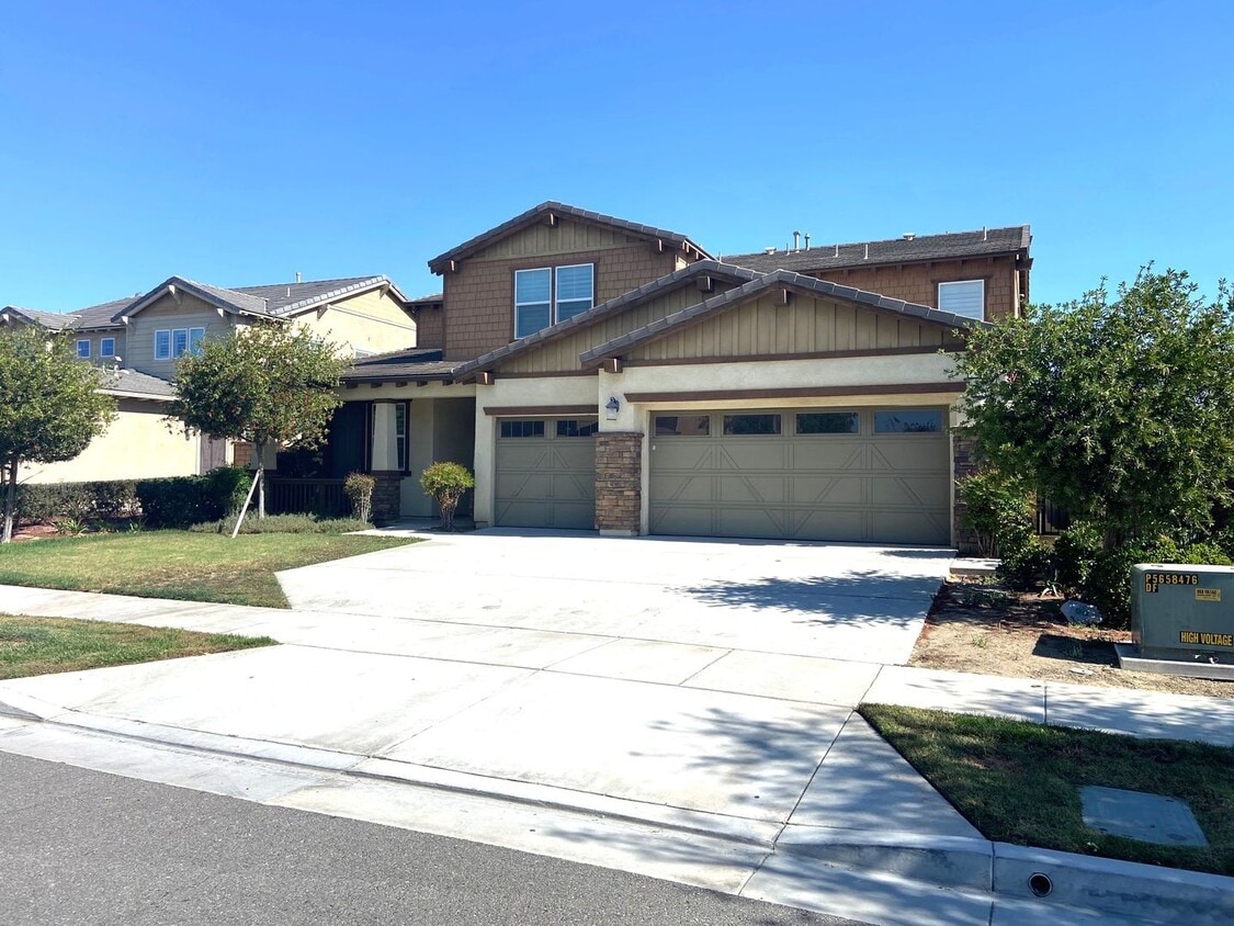 Foto principal - Beautiful 6 bed and 4.5 bath home in West ...