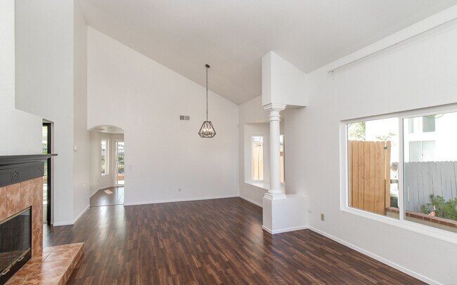 Foto del edificio - Updated Rancho Del Oro 3 bedroom 2 bath home