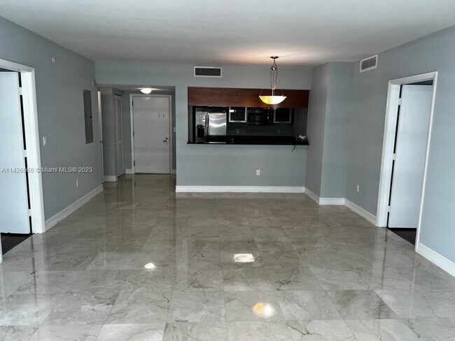Building Photo - 1800 N Bayshore Dr
