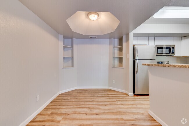 2HAB, 2BA - 881 ft² - Comedor - La Mirage Apartments