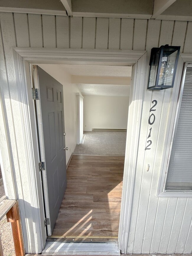 Building Photo - 2010-2012 Sargent Ave