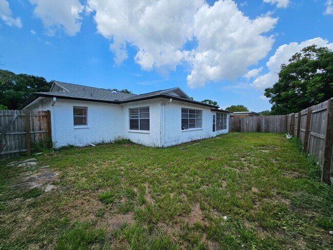 Foto del edificio - ADORABLE 2 Bedroom, 2 Bath Home with a 1 C...