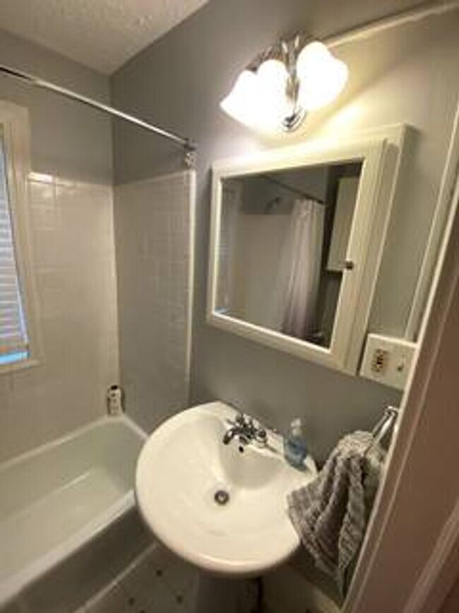 Foto del edificio - Spacious 4 Bedroom in Aksarben!