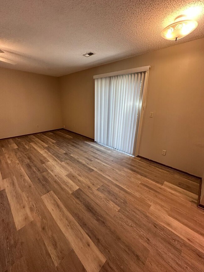 Building Photo - 2 Bedroom, 1 Bath Upper Level Apartment!