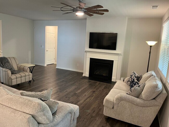 Foto del edificio - 3 Bedroom Single Family Home in Fairburn