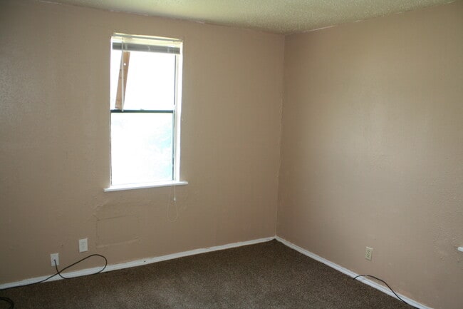 Building Photo - Coming Soon! 3 BED 1 BATH! Schedule a tour today!