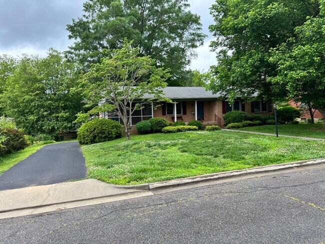 Building Photo - 3-Bedroom in the Avenues with Full Basement!