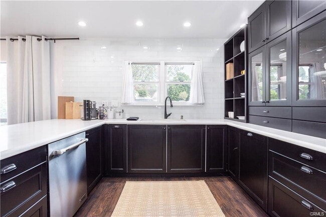 Foto del edificio - 16216 Plummer St