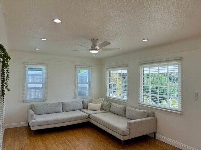 2754 S Barrington Ave