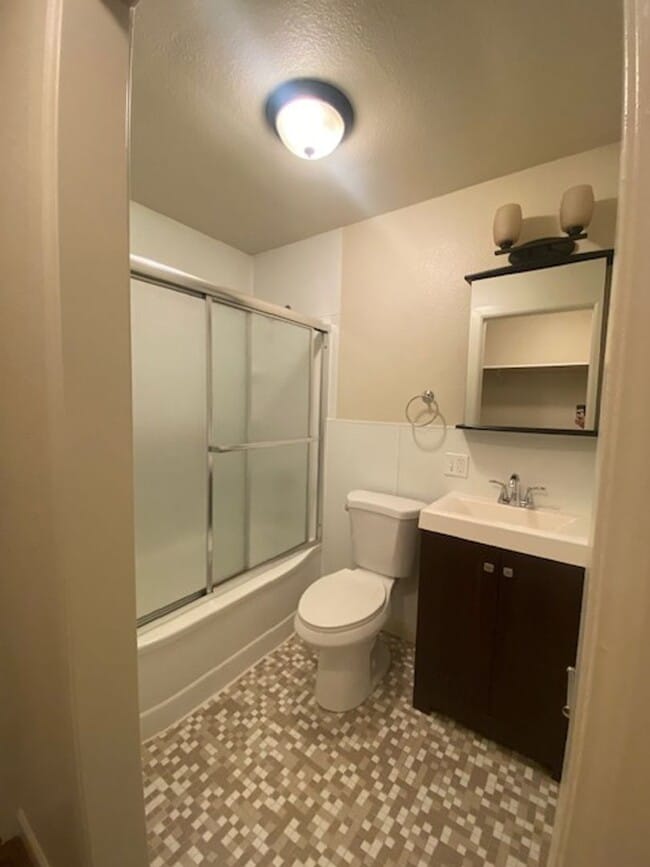 Building Photo - Recently Updated and Conveniently Located ...