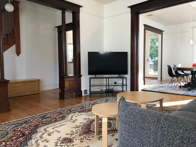 Sala de estar - 1012 SE Lambert St