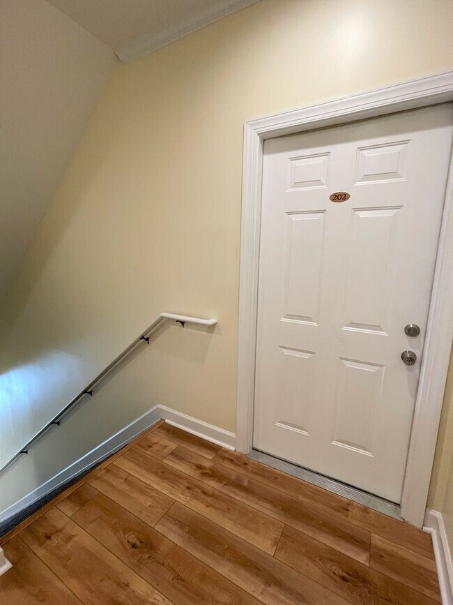 Foto del edificio - Spacious, beautifully renovated 2 bedroom ...