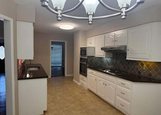 Foto del edificio - 14922 Hillcrest Avenue