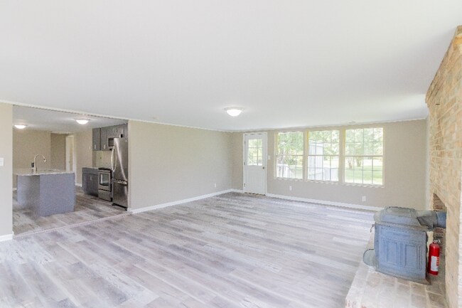 Building Photo - 24338 Longview Rd