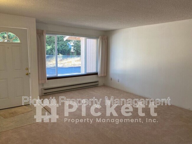 Building Photo - 2870 SE Colusa Ave