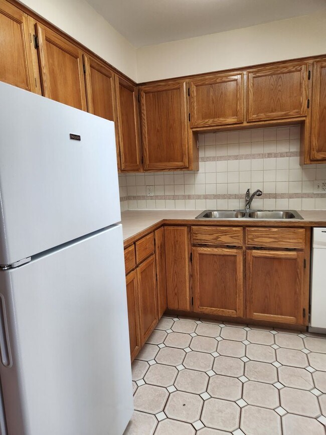 Building Photo - 1119 N Forest St #303