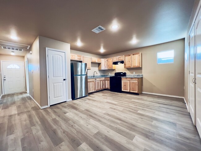 Building Photo - MOVE-IN SPECIAL: New 3/2/1 Located in Nort...